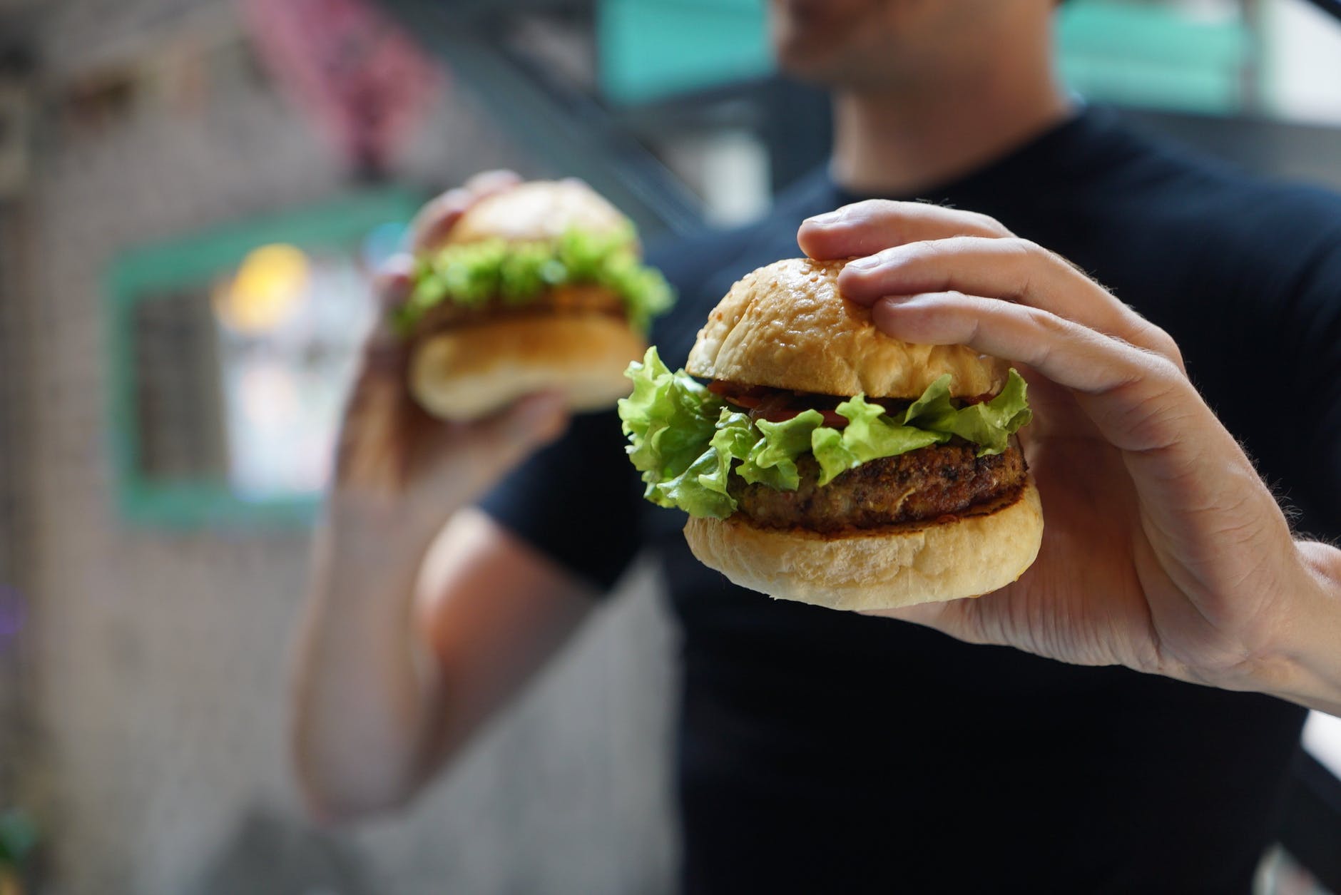 Además de la depresión, la ansiedad y el estrés también pueden aumentar el riesgo de desarrollar este trastorno alimentario.