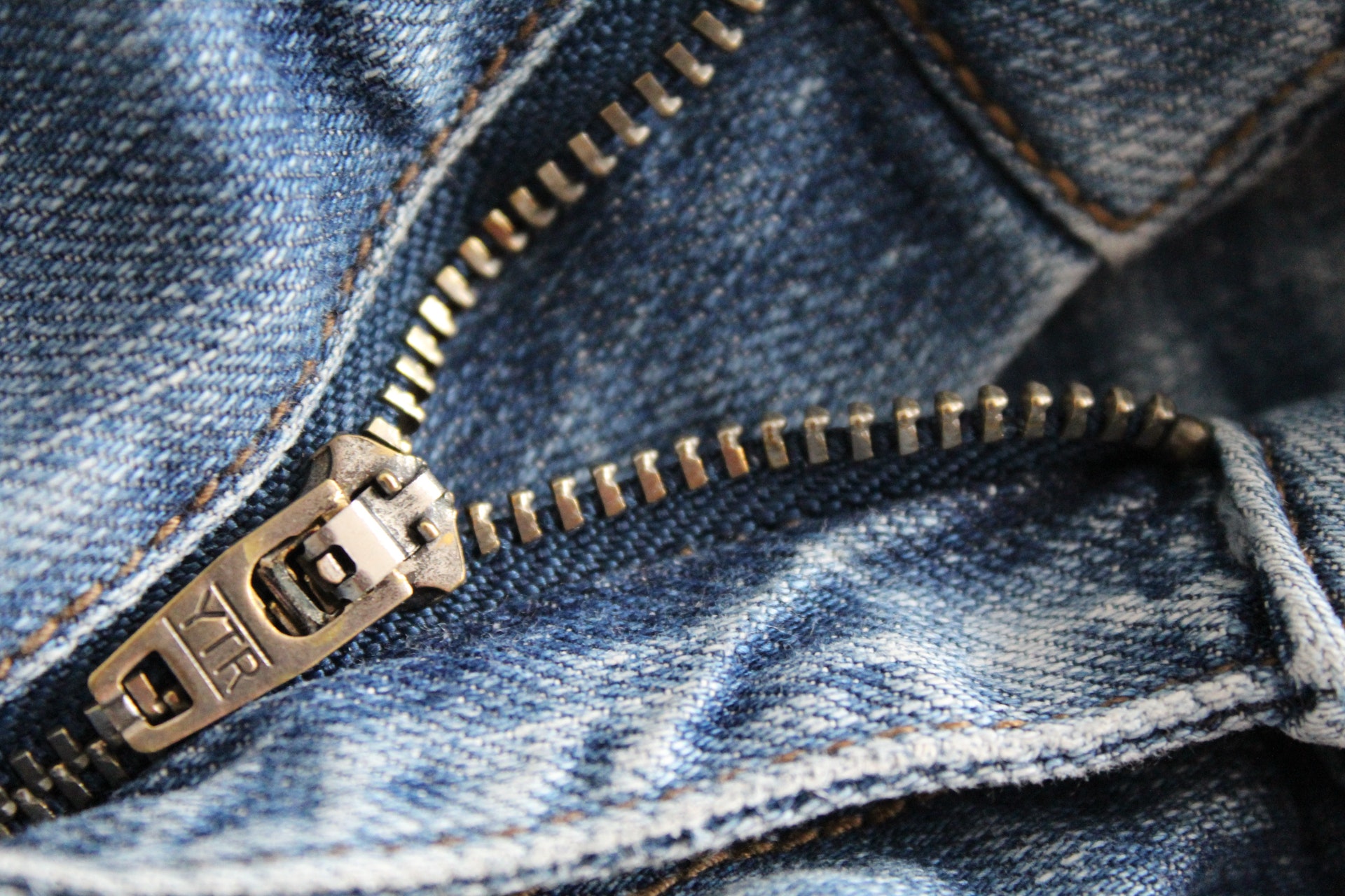 La cerniera del jeans che si apre da sola o rotta si aggiusta in un  battibaleno con 2 oggetti che abbiamo in casa - Proiezioni di Borsa