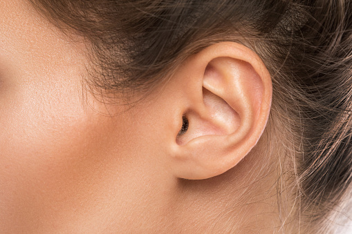 Limpiamos los oídos y nos deshacemos de los tapones de cerumen de esta manera que puede ser una cura para todos para mejorar nuestra audición.
