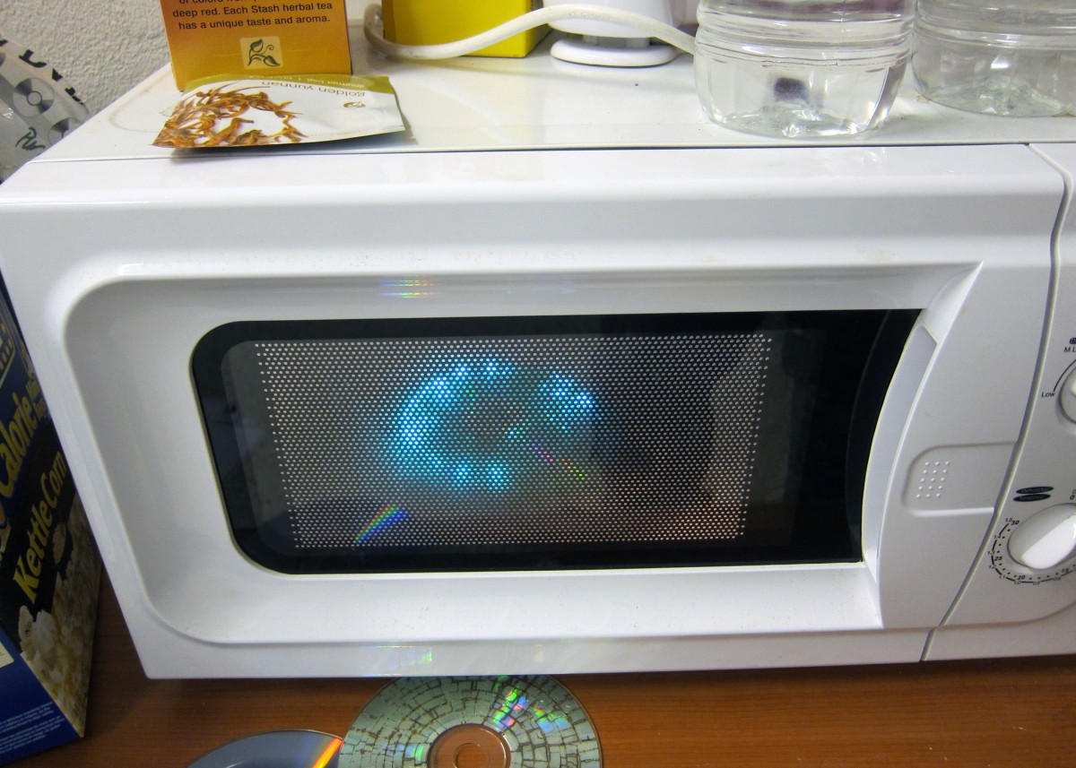 Se metti questi cibi nel forno a microonde rischi di farli esplodere -  Proiezioni di Borsa