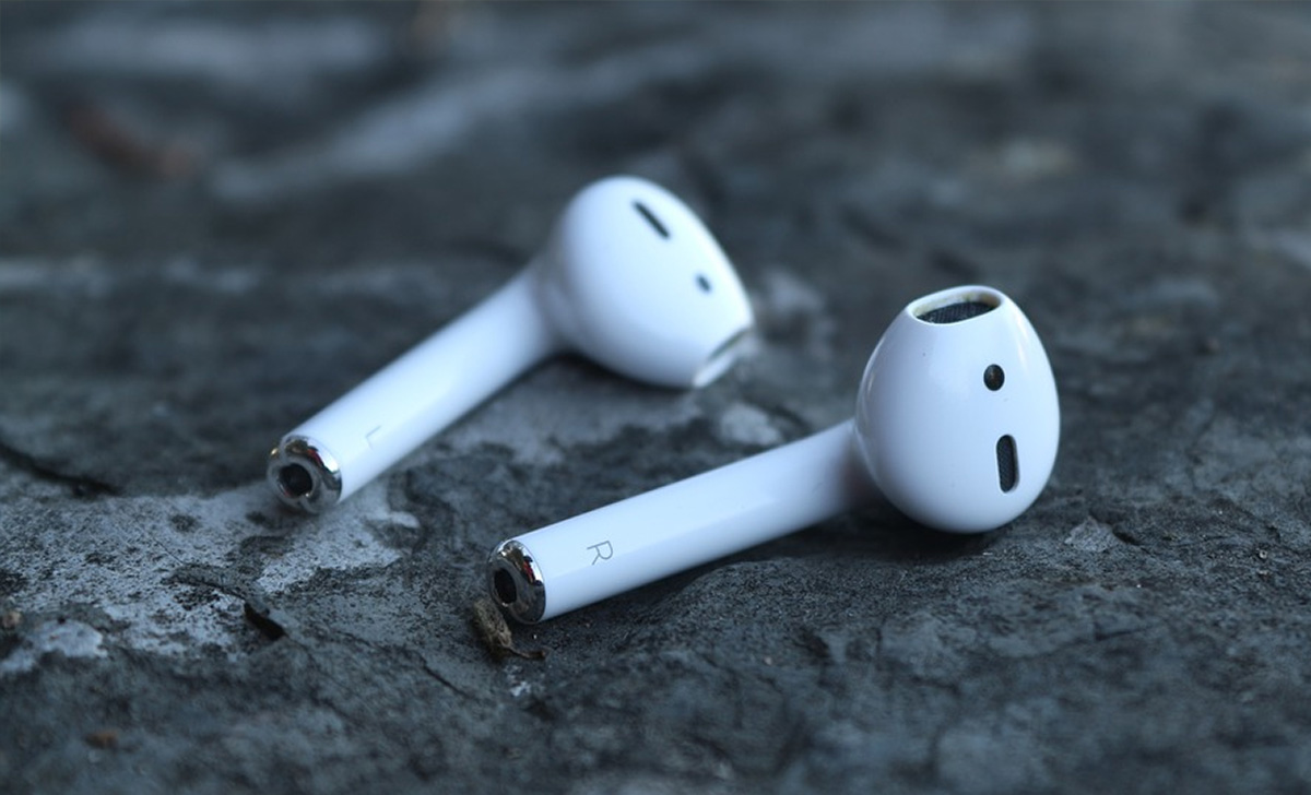 Come pulire e igienizzare auricolari e AirPods senza rovinarli e rimuovere  i residui di cerume - Proiezioni di Borsa