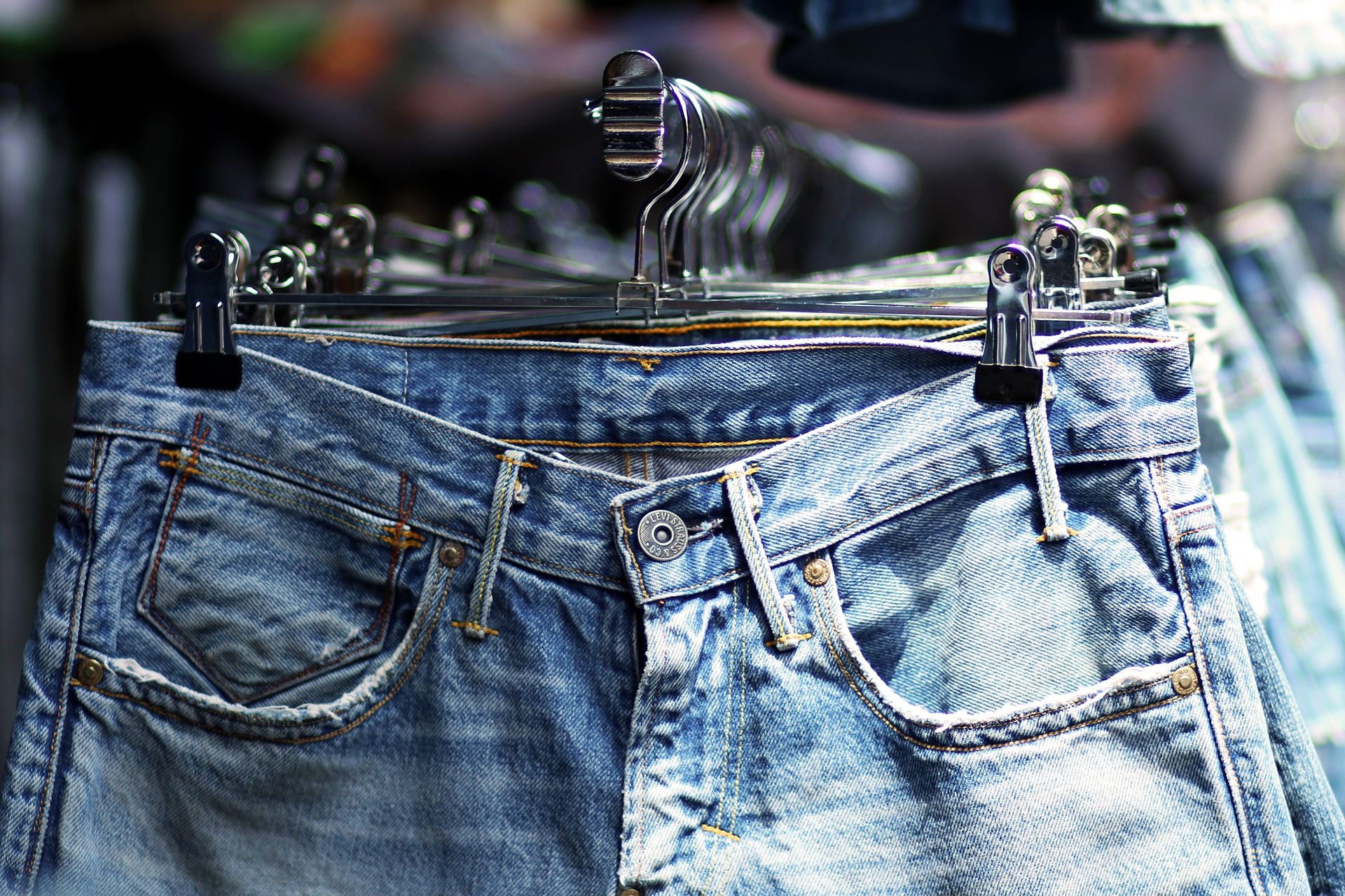 Ecco quali sono i jeans migliori da scegliere se abbiamo i fianchi larghi -  Proiezioni di Borsa