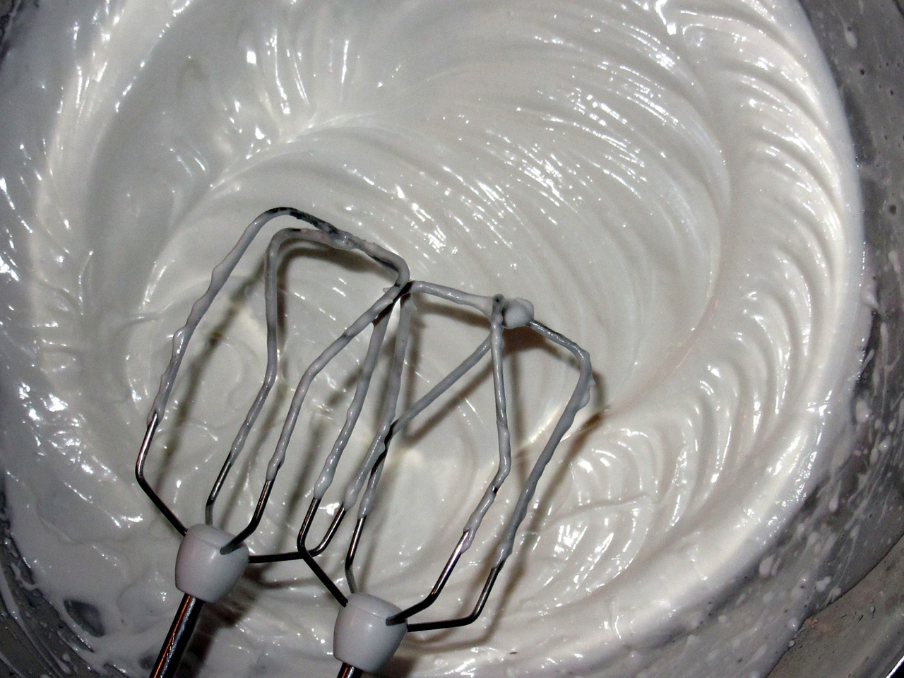 Due Semplicissimi Trucchi Per Montare Gli Albumi A Neve In Pochissimo Tempo Perfetti Per Preparare Dolci All Ultimo Minuto Proiezioni Di Borsa