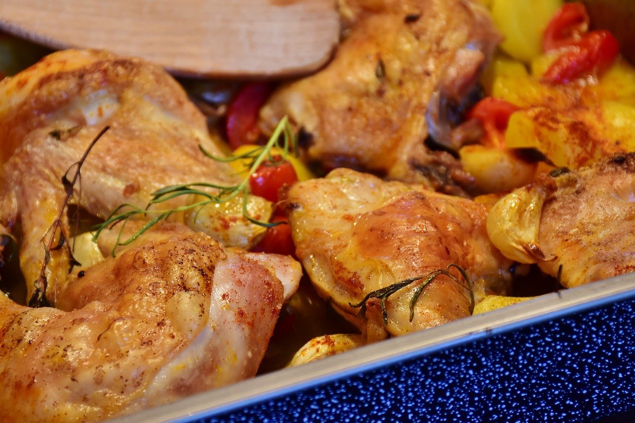 Come cucinare il pollo a pezzi in padella in modo sfizioso con una