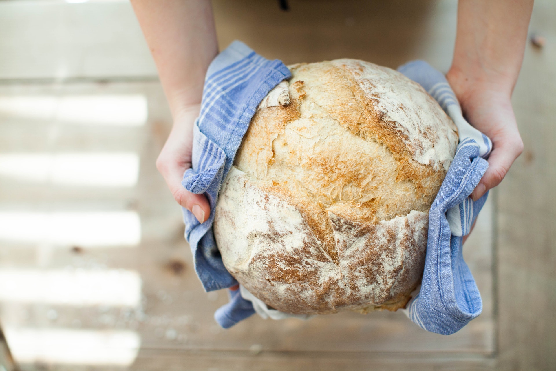 In pochi conoscono questo sensazionale trucco per capire se il pane è cotto  all'interno una volta per tutte - Proiezioni di Borsa