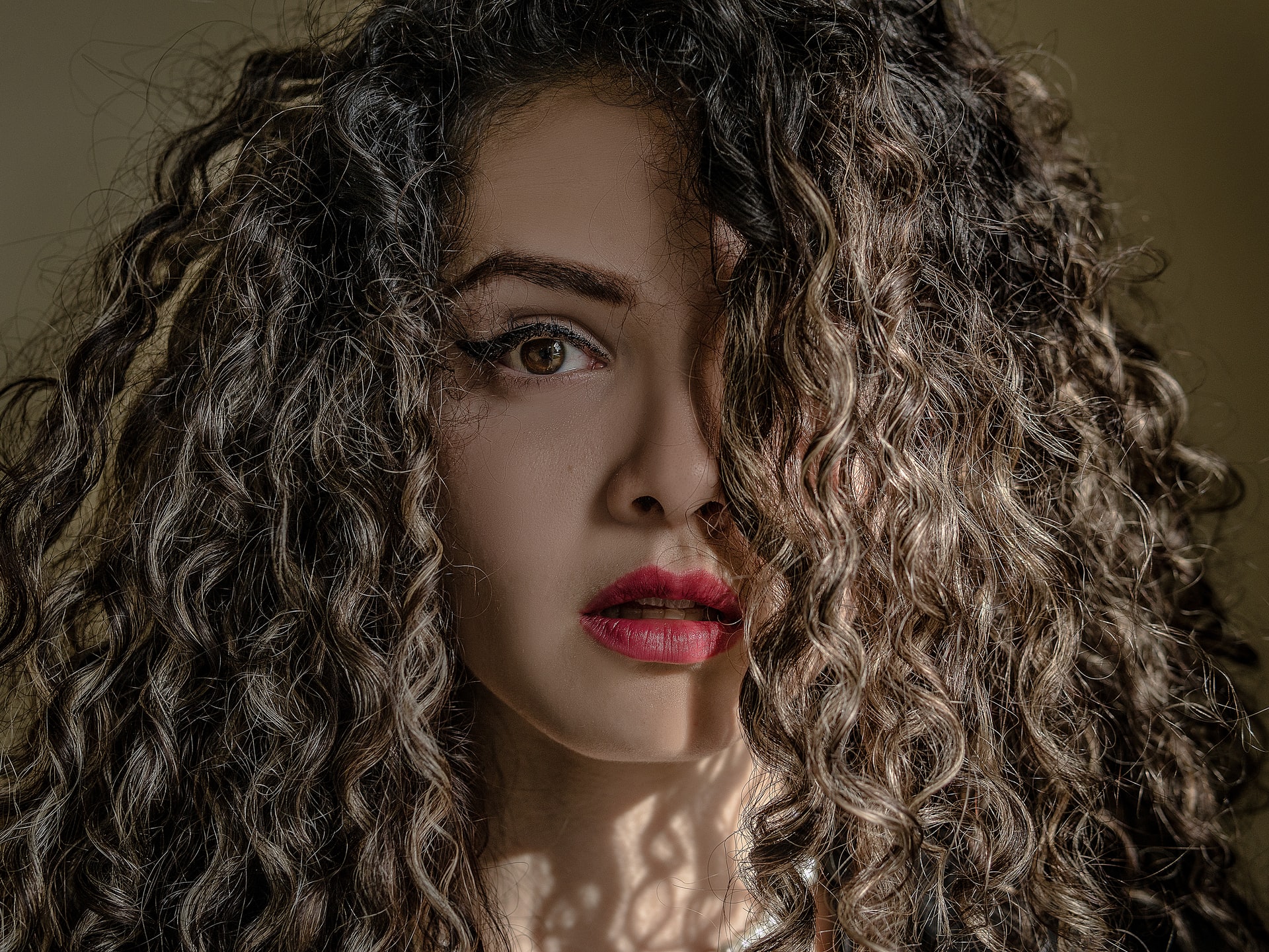 Para obtener un cabello rizado u ondulado excelente, aquí hay 5 formas fáciles y poco comunes
