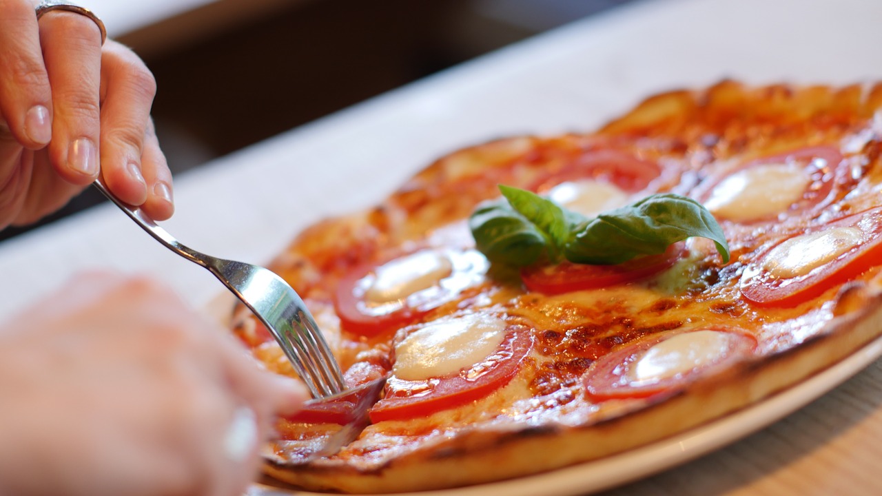Dopo aver letto questo articolo nessuno cucinerà più pizze secche e cotte  male - Proiezioni di Borsa