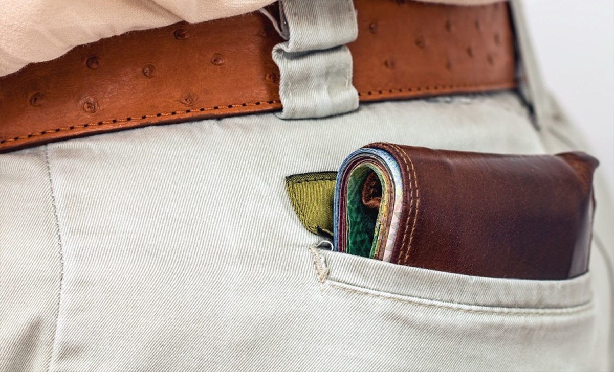 Attenzione, brutte notizie per chi mette il portafoglio nella tasca dei  pantaloni - Proiezioni di Borsa
