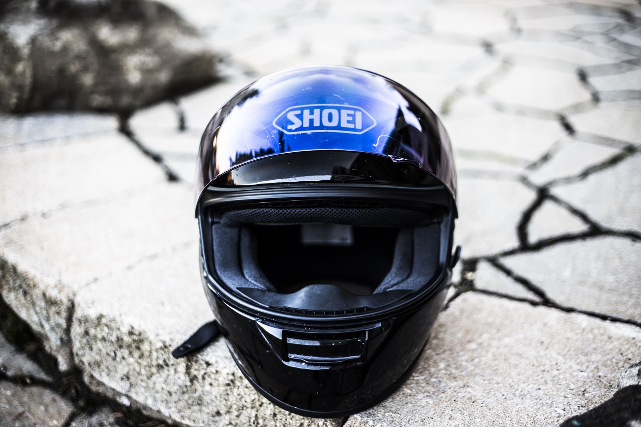 Ecco i rimedi semplici e veloci per pulire il casco della moto quando  diventa ricettacolo e accumulo di sporcizia e sudore - Proiezioni di Borsa