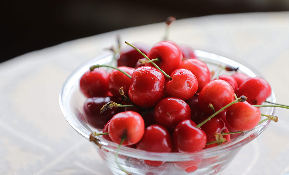 Muitas pessoas as jogam fora, mas esta pequena fruta de verão é um bem para a saúde
