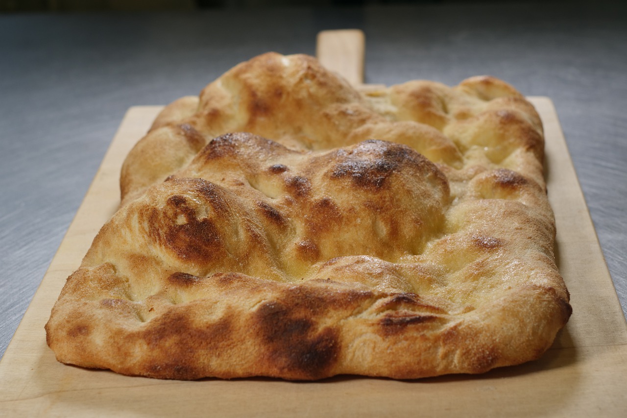 Per preparare una gustosa focaccia veloce e morbidissima non serve il  costoso forno elettrico, ma potremo risparmiare cucinandola in questo  sorprendente modo - Proiezioni di Borsa