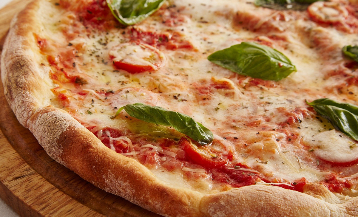 Per sfornare una pizza a regola d'arte ed eliminare i cattivi odori basta  pulire così la pietra refrattaria - Proiezioni di Borsa