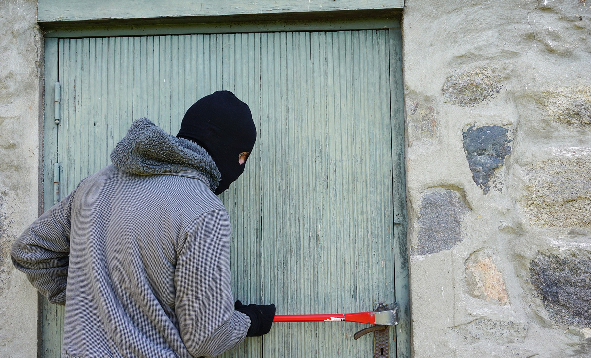 Aqui estão 4 truques eficazes para defender sua casa de ladrões durante as férias e viajar com segurança sem gastar dinheiro em alarmes contra roubo