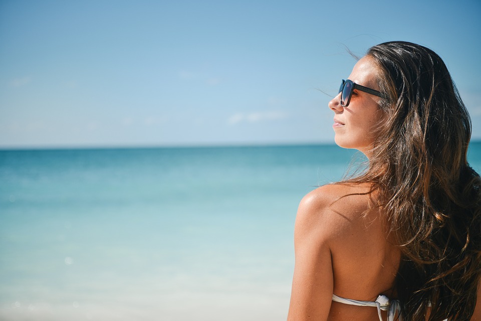 Gli errori da evitare per non rovinare gli occhiali da sole in spiaggia -  Proiezioni di Borsa