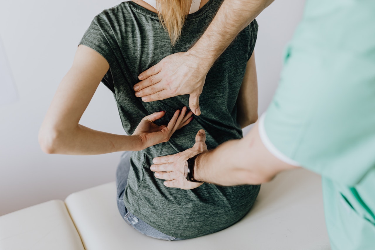 Prevenir y tratar el dolor de espalda con dos ejercicios efectivos