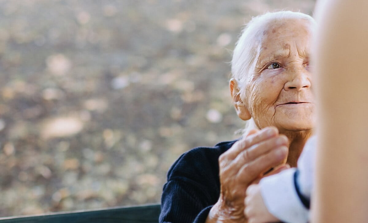 Esta posición, que muchos critican, puede ser de hecho una de las primeras señales de alarma para la enfermedad de Alzheimer.
