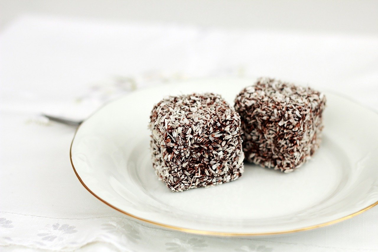 Preparare i dolcetti al cocco e cioccolato senza cottura e ricotta