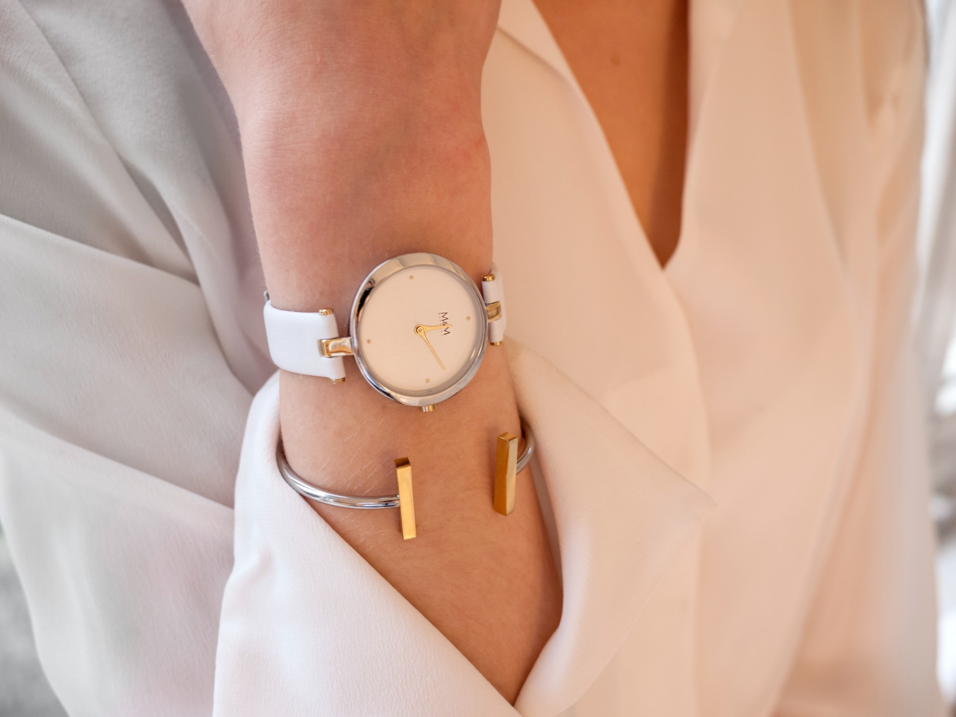 L'orologio da polso da donna non si trova solo in acciaio e possiamo  indossarlo anche come un vero gioiello - Proiezioni di Borsa