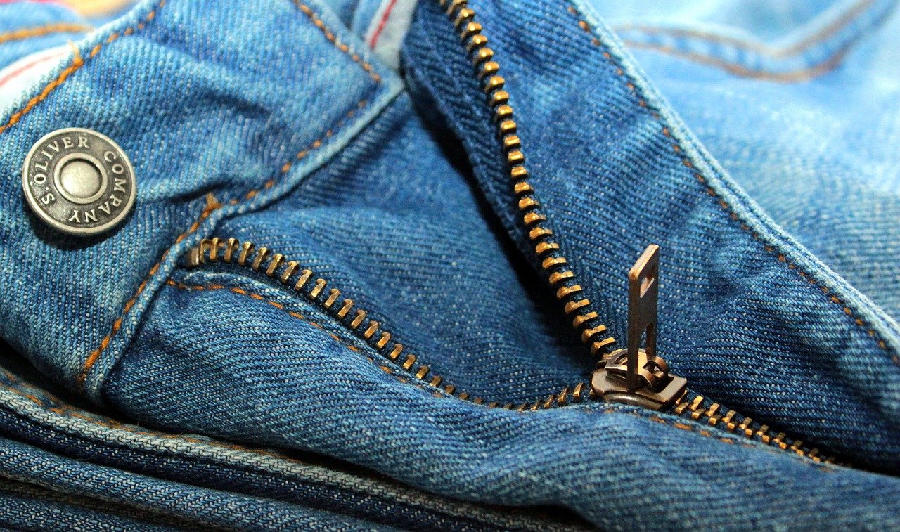 Per pantaloni larghi in vita ecco il semplice trucco per farli tornare  perfetti senza la sarta - Proiezioni di Borsa