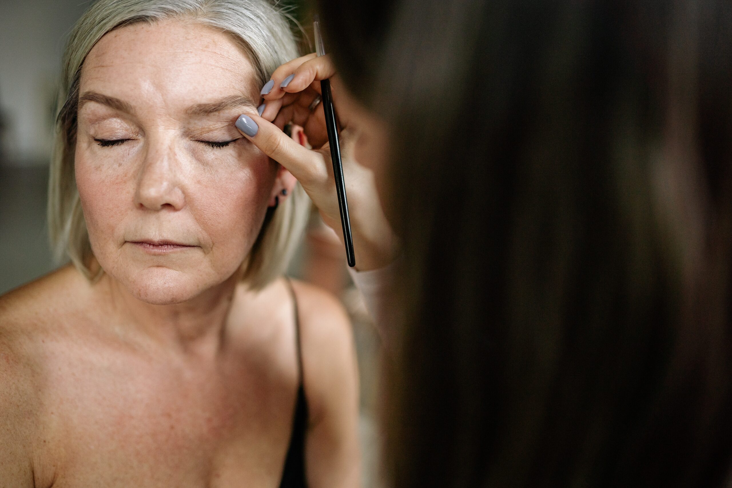 To lift drooping eyelids and rejuvenate eyes after 40 years, this gorgeous eye make-up simply de-populates