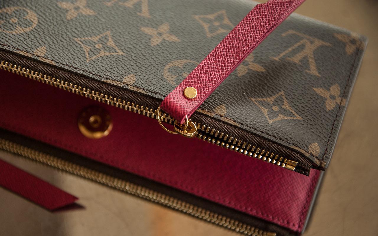 Ecco la guida per riconoscere un portafoglio Louis Vuitton originale e non  farsi ingannare da falsi e imitazioni - Proiezioni di Borsa