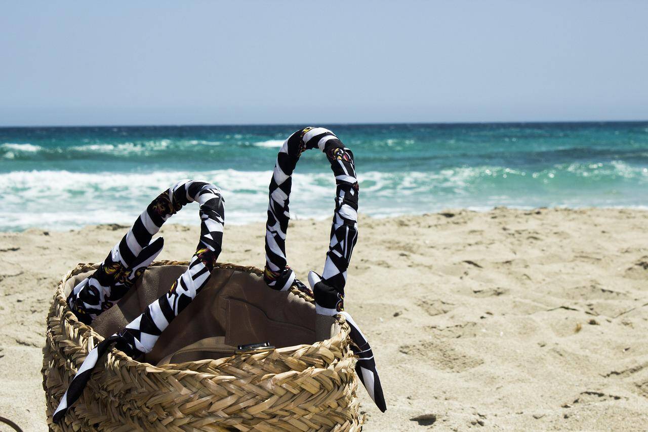 Salutiamo le borse di paglia e di plastica trasparente, è questa la borsa da  mare che spopola in Grecia e a Portofino | Italia Parlare