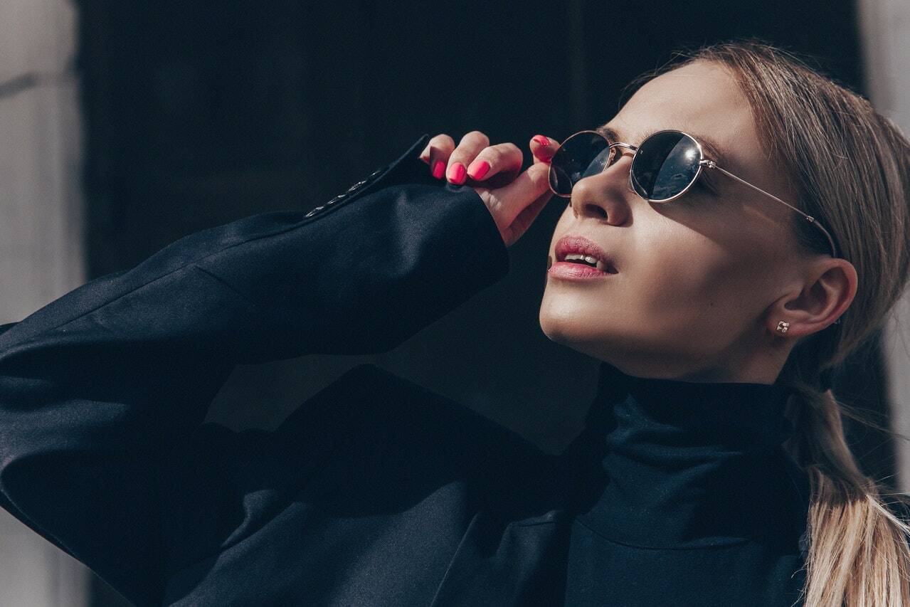 Come capire quali occhiali da sole ci stanno bene in base a viso, pelle e  capelli per apparire più giovani e attraenti - Proiezioni di Borsa