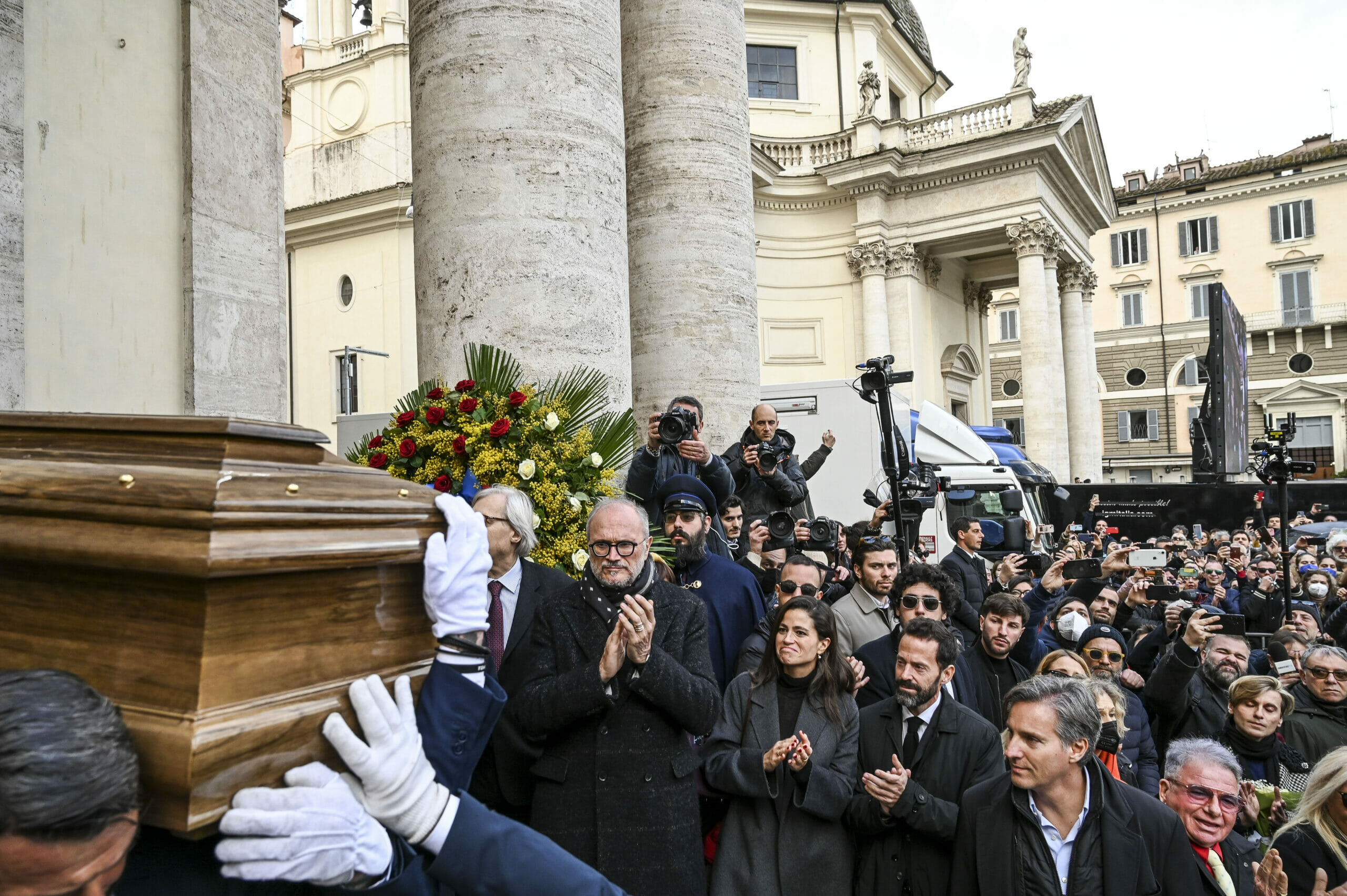 Scrivere una lettera a maurizio costanzo