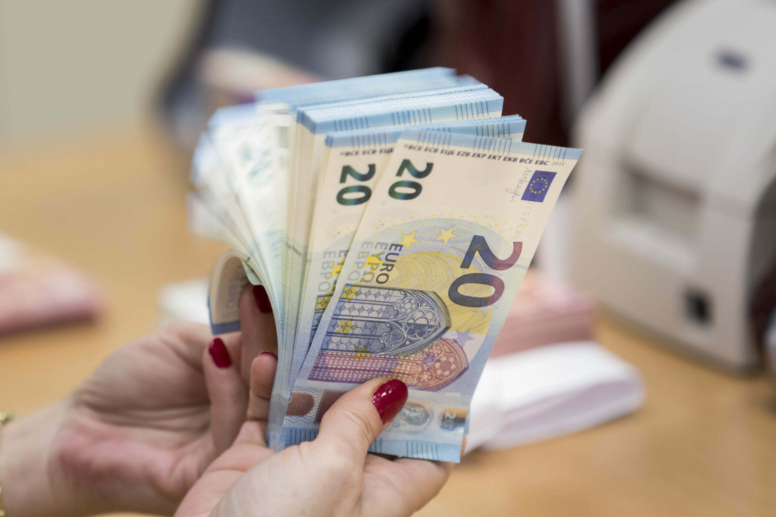 Tutti i rischi del versare soldi in contanti sul conto corrente e come risolvere Proiezioni di Tutti i rischi del versare soldi in contanti sul conto corrente e come risolvere Proiezioni di