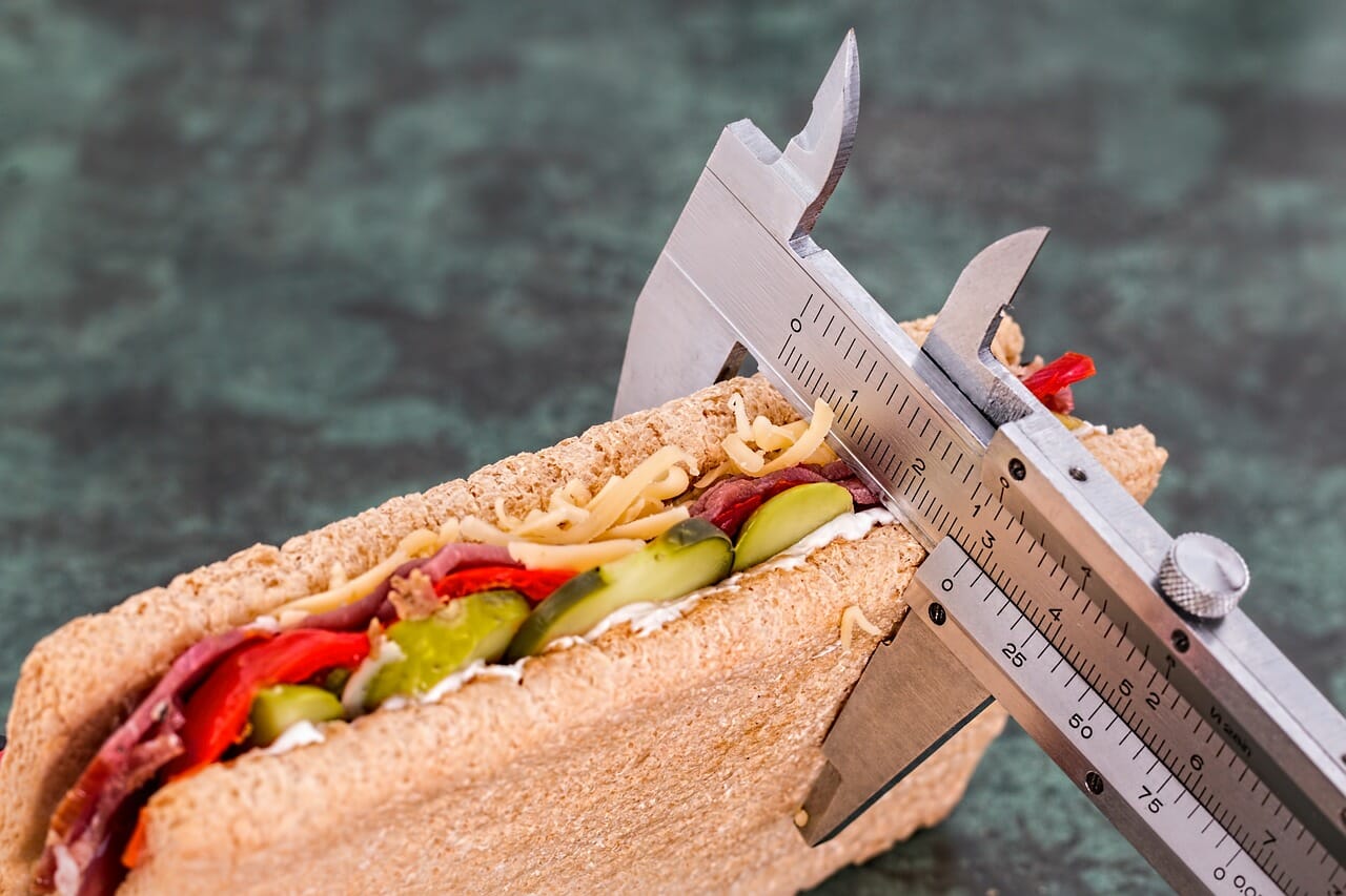 Não apenas viagens e reservas baratas: quanto custa comer nos 3 destinos de verão deste ano?